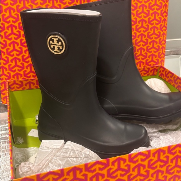 Tory Burch Navy Blue Boots with Gold Logo - Picture 4 of 10